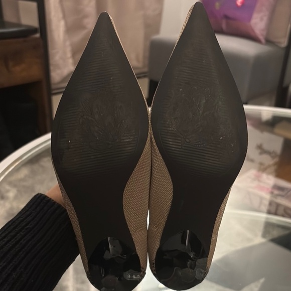 Tahari Cream Heels with Pointed Toe and Textured Finish - Picture 14 of 15